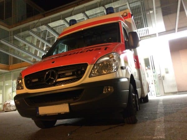 Rettungswagen vor Krankenhaus